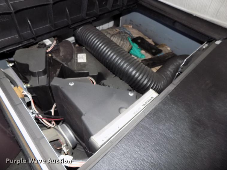 image for item DE7677 2014 Volvo VNL64T 730 semi truck