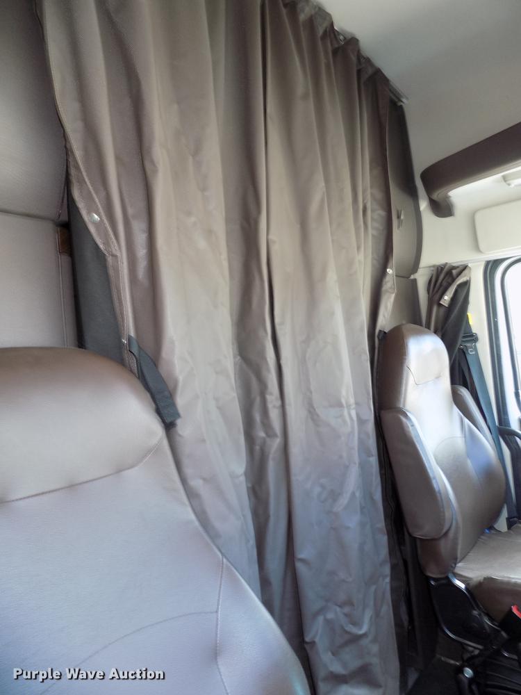 image for item DE7677 2014 Volvo VNL64T 730 semi truck