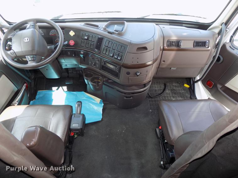 image for item DE7677 2014 Volvo VNL64T 730 semi truck