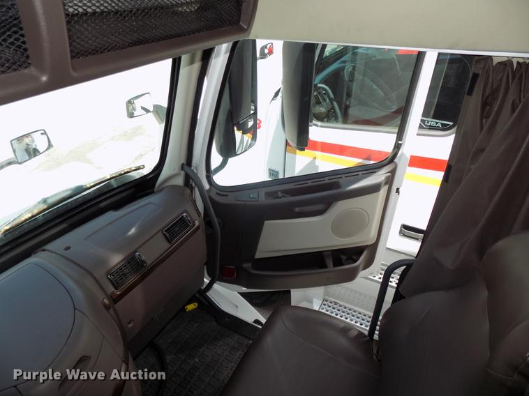 image for item DE7677 2014 Volvo VNL64T 730 semi truck