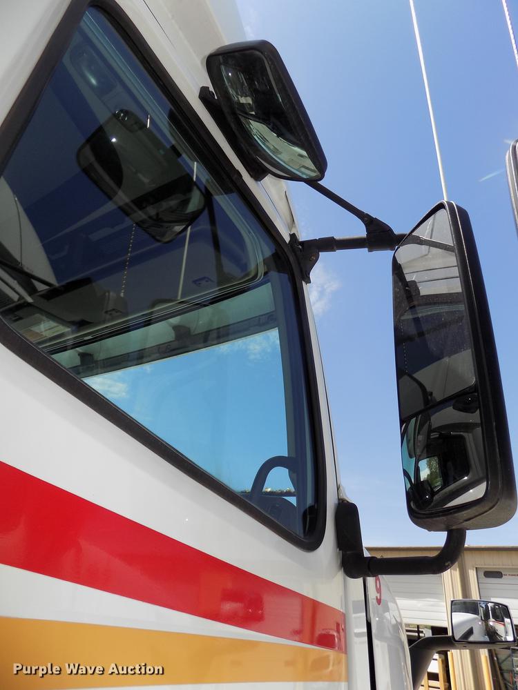 image for item DE7677 2014 Volvo VNL64T 730 semi truck