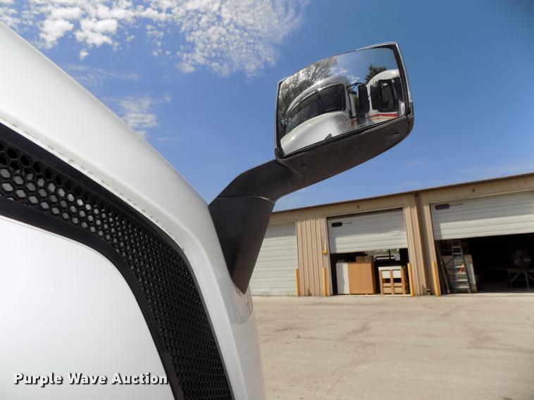 image for item DE7677 2014 Volvo VNL64T 730 semi truck