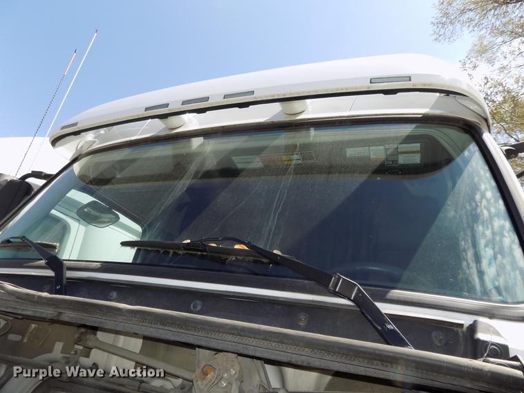 image for item DE7677 2014 Volvo VNL64T 730 semi truck