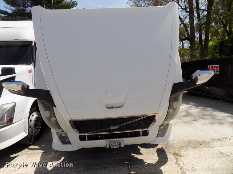 image for item DE7677 2014 Volvo VNL64T 730 semi truck