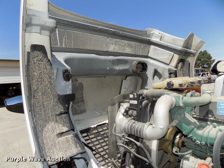 image for item DE7677 2014 Volvo VNL64T 730 semi truck