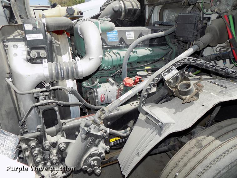 image for item DE7677 2014 Volvo VNL64T 730 semi truck