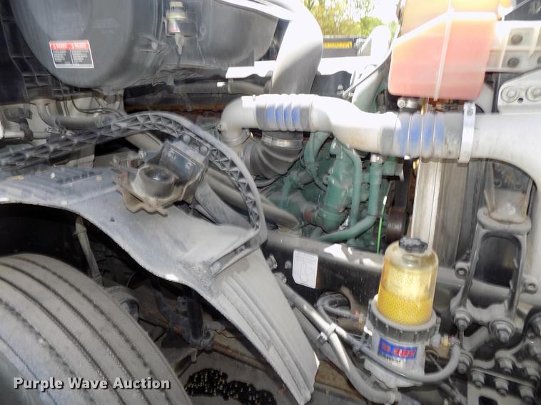 image for item DE7677 2014 Volvo VNL64T 730 semi truck