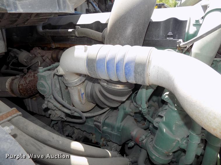 image for item DE7677 2014 Volvo VNL64T 730 semi truck