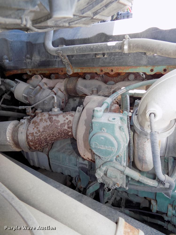 image for item DE7677 2014 Volvo VNL64T 730 semi truck