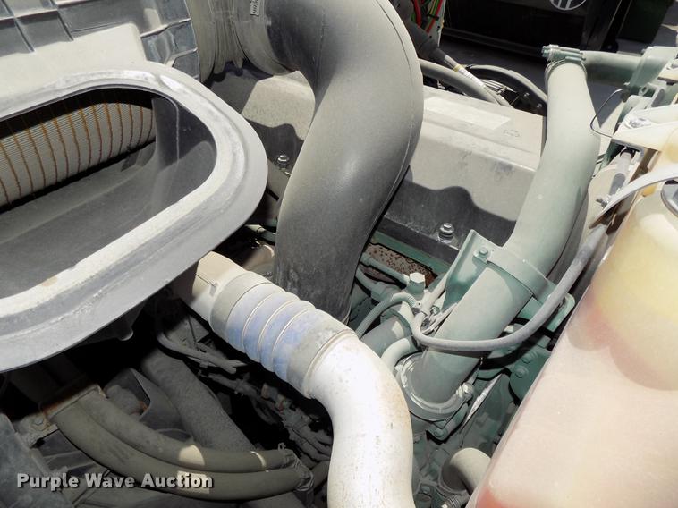 image for item DE7677 2014 Volvo VNL64T 730 semi truck