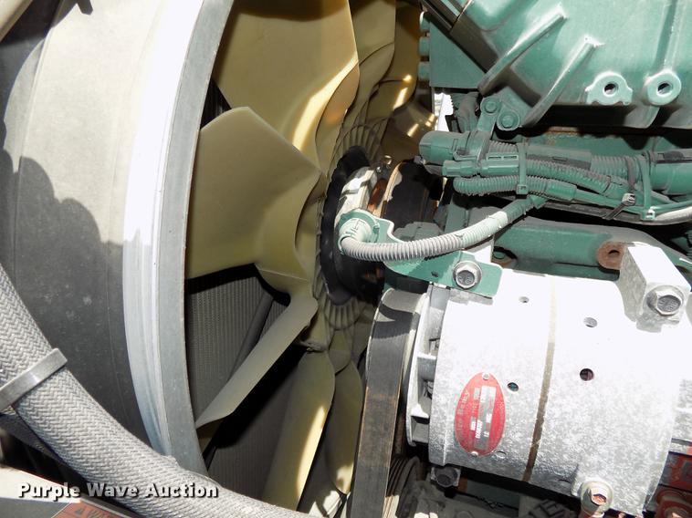 image for item DE7677 2014 Volvo VNL64T 730 semi truck