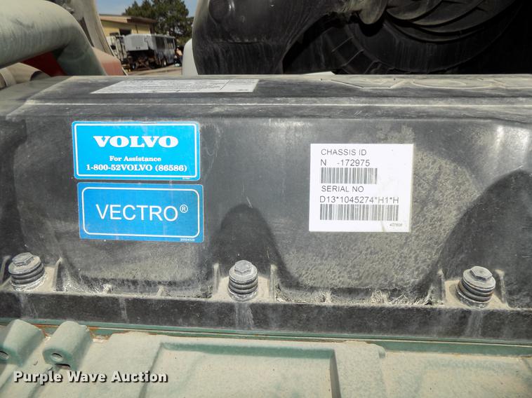image for item DE7677 2014 Volvo VNL64T 730 semi truck