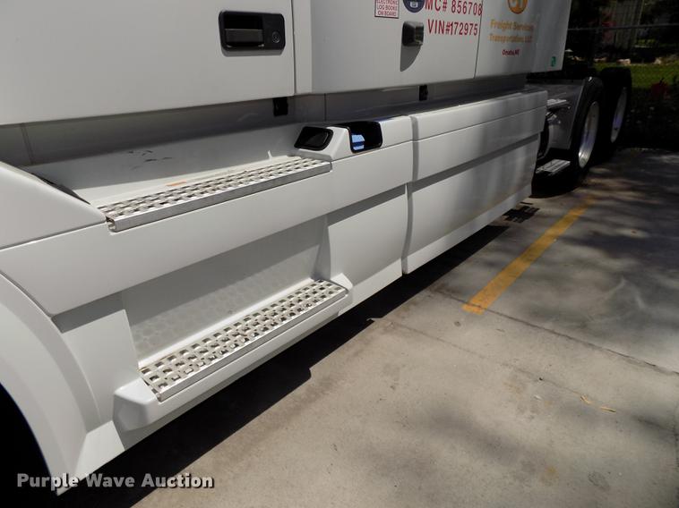 image for item DE7677 2014 Volvo VNL64T 730 semi truck