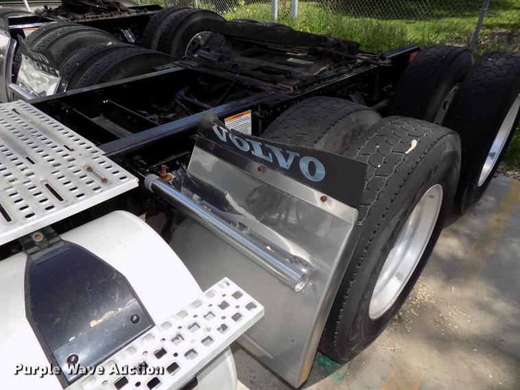 image for item DE7677 2014 Volvo VNL64T 730 semi truck
