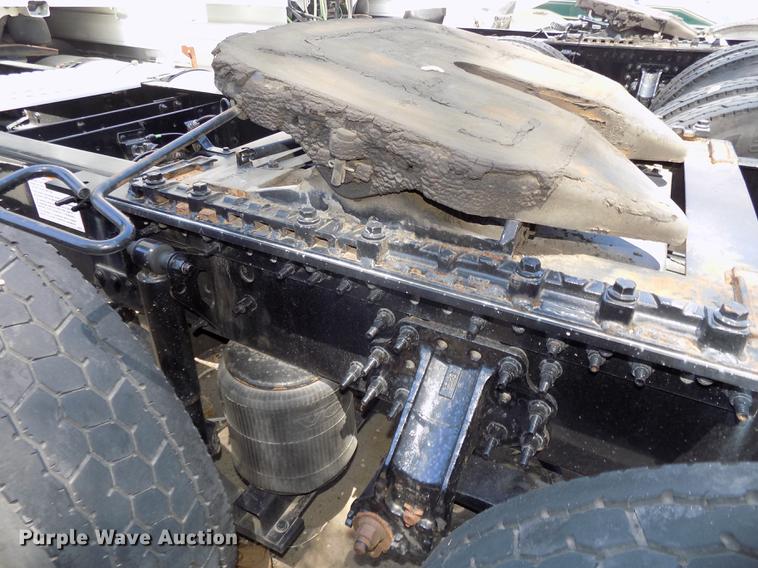 image for item DE7677 2014 Volvo VNL64T 730 semi truck