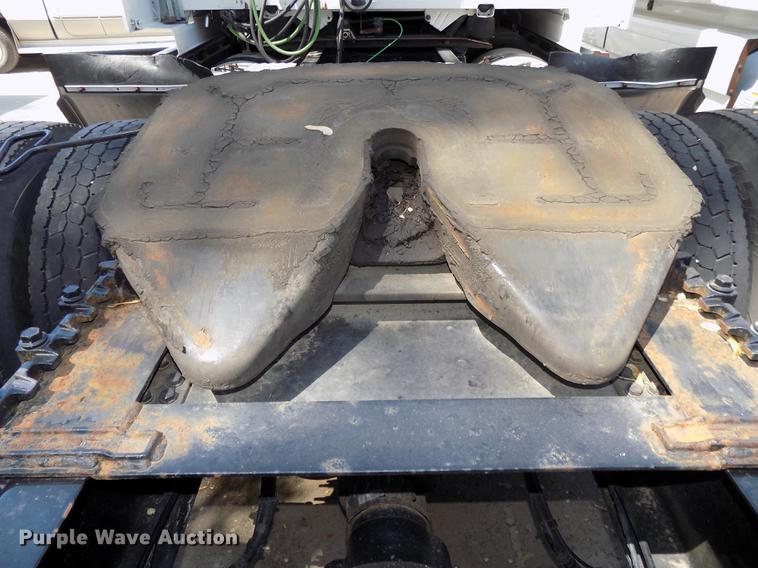 image for item DE7677 2014 Volvo VNL64T 730 semi truck