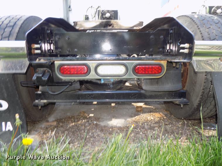 image for item DE7677 2014 Volvo VNL64T 730 semi truck