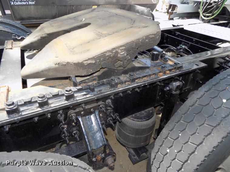 image for item DE7677 2014 Volvo VNL64T 730 semi truck