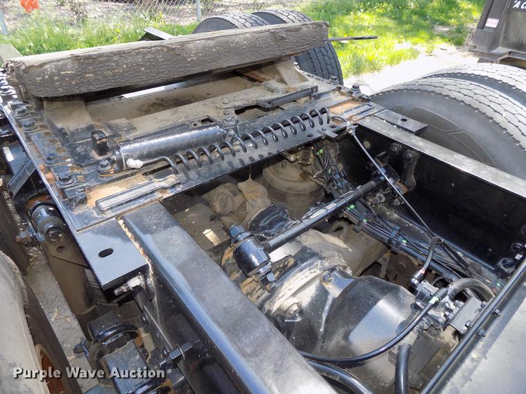 image for item DE7677 2014 Volvo VNL64T 730 semi truck