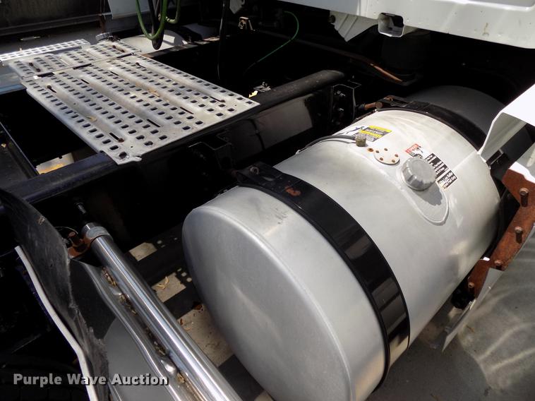 image for item DE7677 2014 Volvo VNL64T 730 semi truck