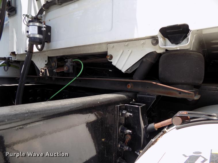 image for item DE7677 2014 Volvo VNL64T 730 semi truck