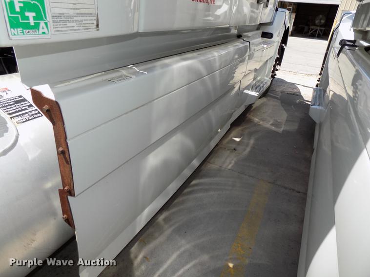 image for item DE7677 2014 Volvo VNL64T 730 semi truck