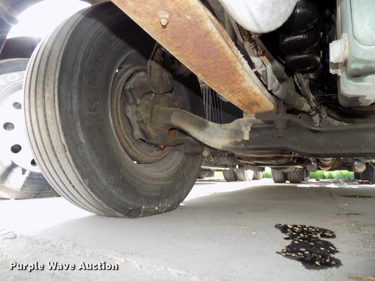 image for item DE7677 2014 Volvo VNL64T 730 semi truck