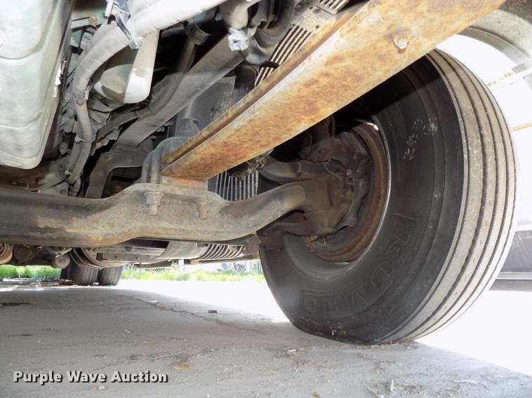 image for item DE7677 2014 Volvo VNL64T 730 semi truck