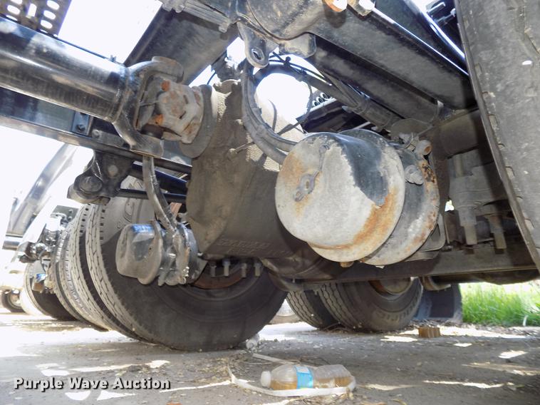 image for item DE7677 2014 Volvo VNL64T 730 semi truck