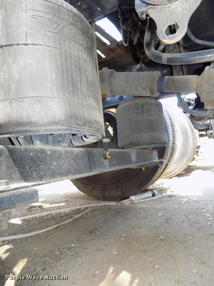 image for item DE7677 2014 Volvo VNL64T 730 semi truck