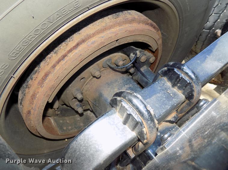 image for item DE7677 2014 Volvo VNL64T 730 semi truck