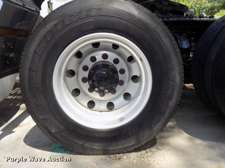 image for item DE7677 2014 Volvo VNL64T 730 semi truck