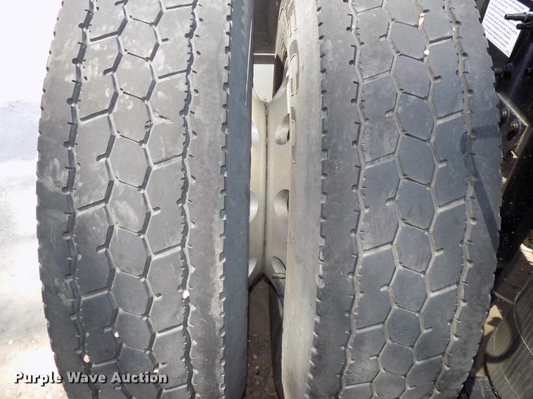 image for item DE7677 2014 Volvo VNL64T 730 semi truck