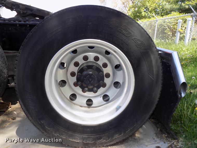 image for item DE7677 2014 Volvo VNL64T 730 semi truck