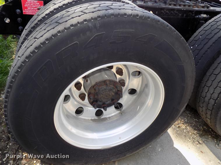 image for item DE7677 2014 Volvo VNL64T 730 semi truck