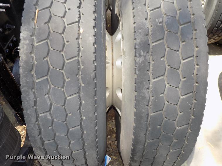 image for item DE7677 2014 Volvo VNL64T 730 semi truck