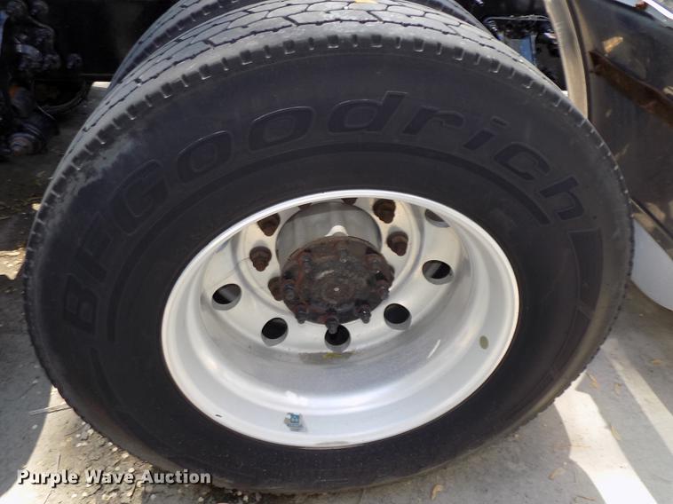 image for item DE7677 2014 Volvo VNL64T 730 semi truck