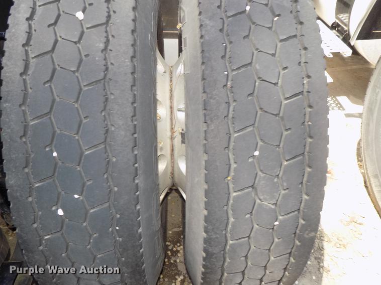 image for item DE7677 2014 Volvo VNL64T 730 semi truck