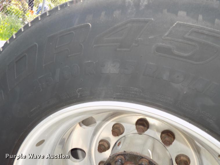 image for item DE7677 2014 Volvo VNL64T 730 semi truck