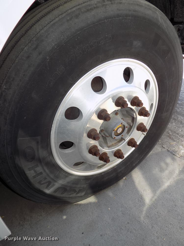 image for item DE7677 2014 Volvo VNL64T 730 semi truck