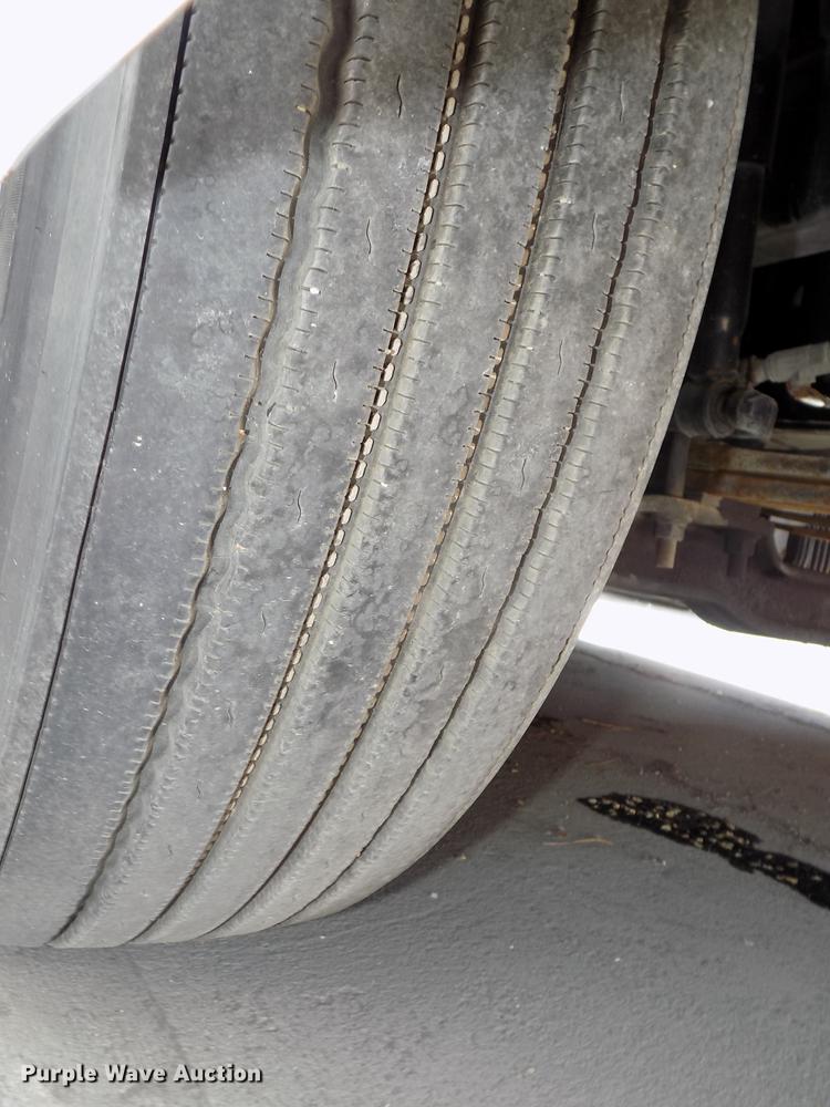 image for item DE7677 2014 Volvo VNL64T 730 semi truck