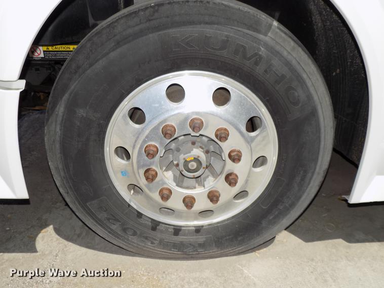 image for item DE7677 2014 Volvo VNL64T 730 semi truck