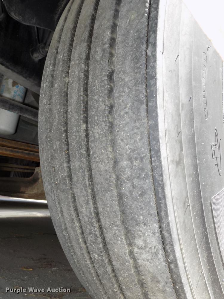 image for item DE7677 2014 Volvo VNL64T 730 semi truck