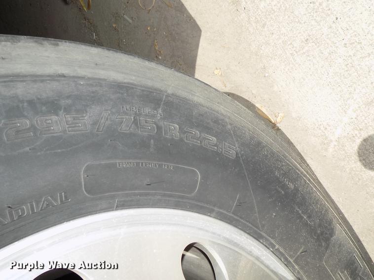 image for item DE7677 2014 Volvo VNL64T 730 semi truck