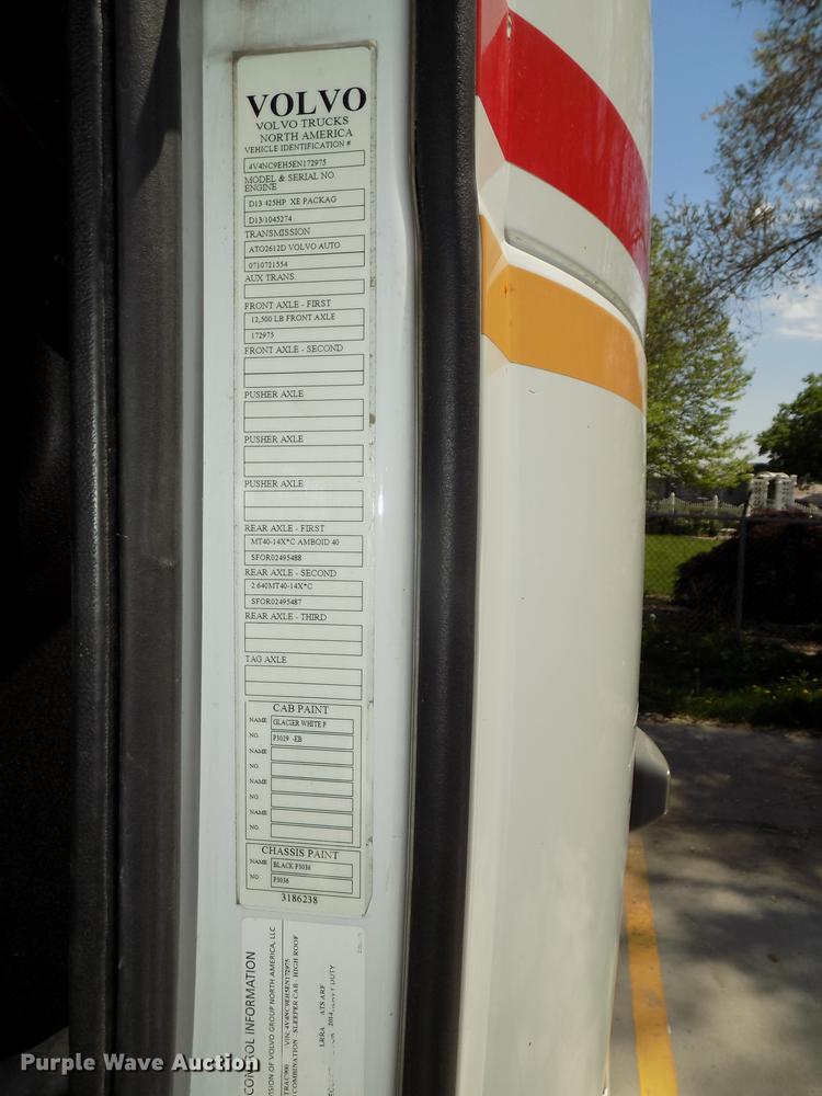 image for item DE7677 2014 Volvo VNL64T 730 semi truck