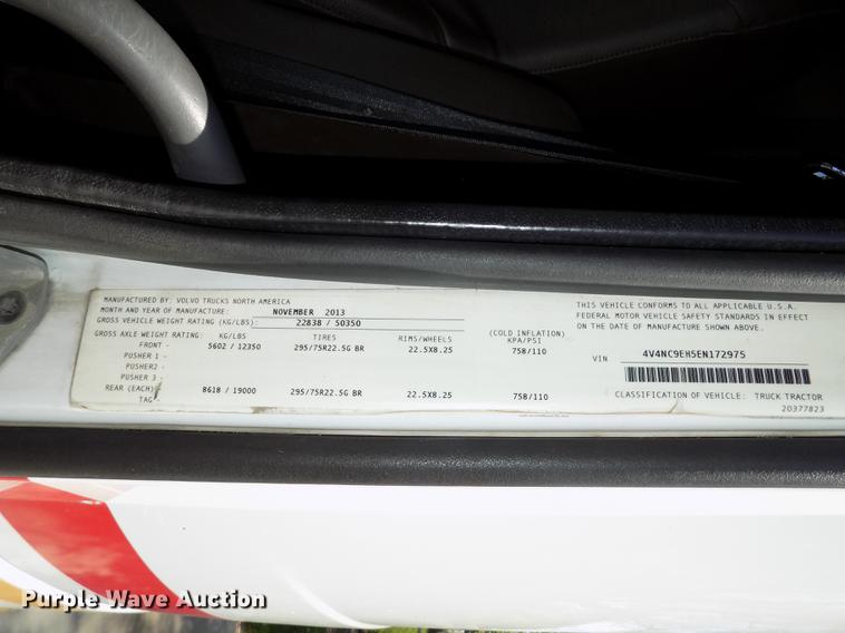 image for item DE7677 2014 Volvo VNL64T 730 semi truck