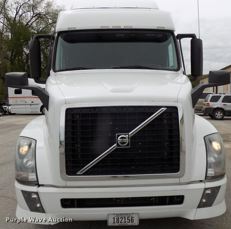 image for item DE7678 2014 Volvo VNL64T 730 semi truck