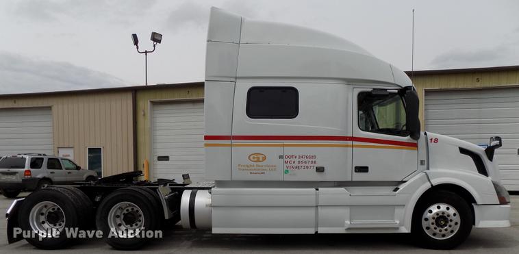 image for item DE7678 2014 Volvo VNL64T 730 semi truck