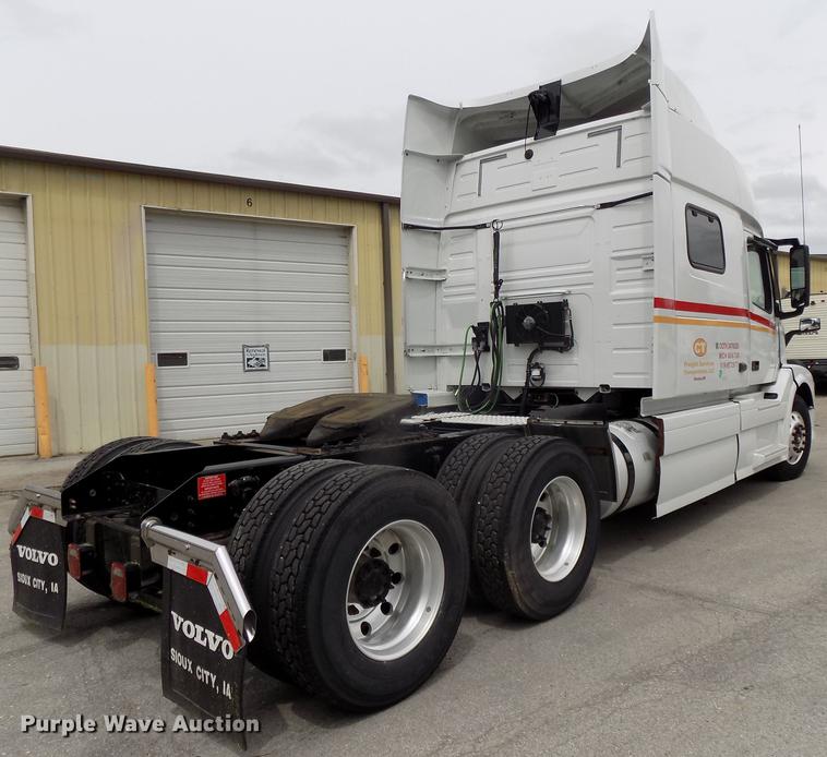 image for item DE7678 2014 Volvo VNL64T 730 semi truck