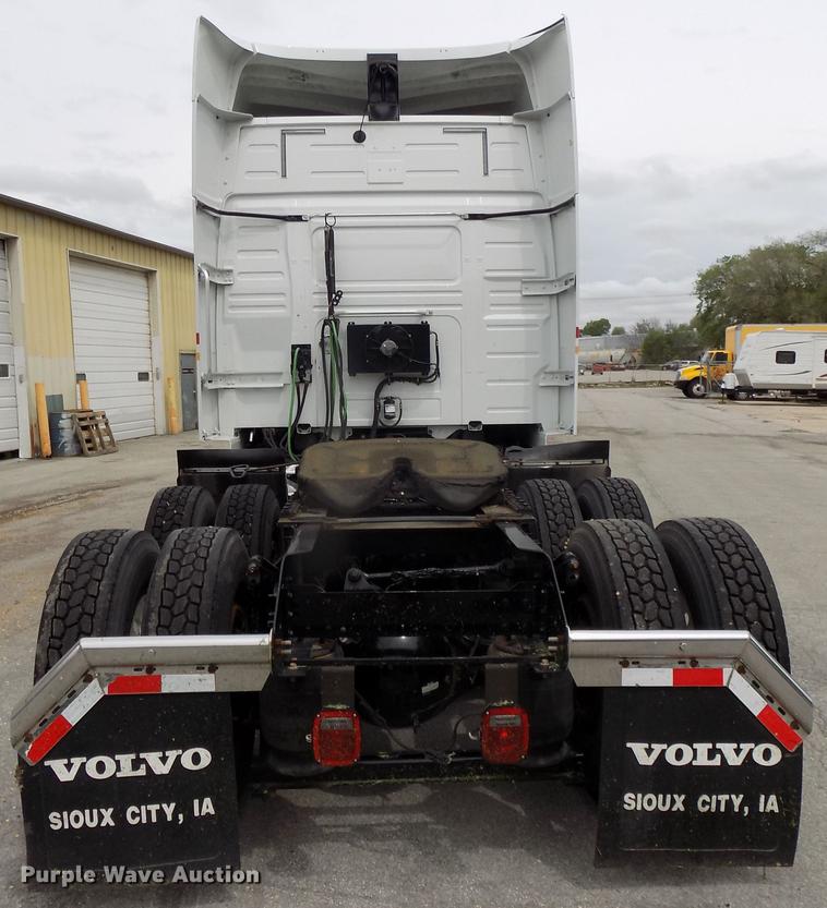 image for item DE7678 2014 Volvo VNL64T 730 semi truck